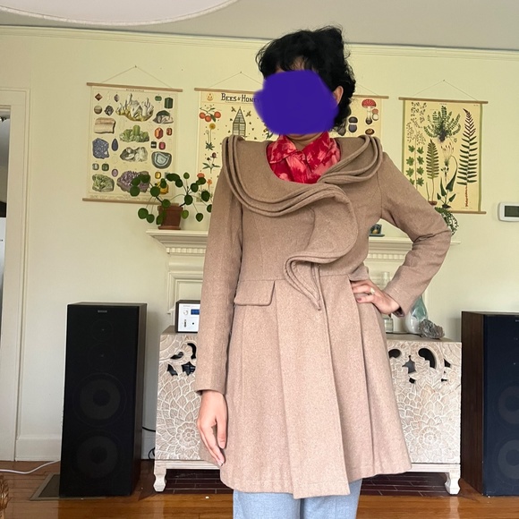 Modcloth Dramatic Twisted collar camel pleated vintage-style coat, size small - Picture 9 of 11